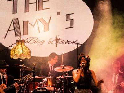 The Amy s, tributo a Amy Winehouse y la Charanga Bandarra Street Orkestra ponen hoy el ritmo a la noche más dorada