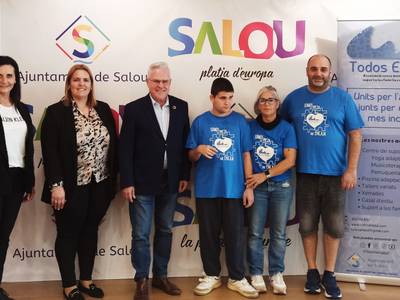 'Todos en Azul', que apoya a personas con autismo, se instala en Salou