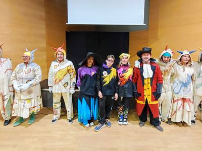 Tradición y modernidad, en los nuevos trajes de los Diables Maleïts de Salou