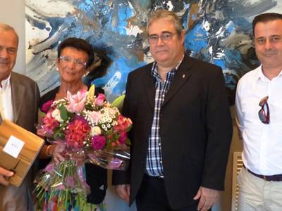 Turismo de Salou premia la fidelidad de una visitante francesa que veranea en el municipio desde 1979