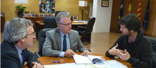 Un geólogo presenta al alcalde de Salou los resultados de un interesante estudio de la zona de la Ceja