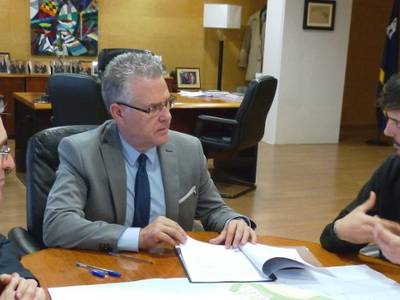 Un geólogo presenta al alcalde de Salou los resultados de un interesante estudio de la zona de la Ceja