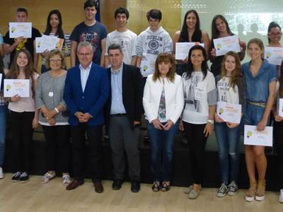 Un grupo de jóvenes que propone un diseño innovador para cuidar la higiene dental se lleva el premio a la mejor idea empresarial