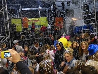 Un millar de personas llenan la carpa de Fiesta Mayor con el Cós Blanc Xic's