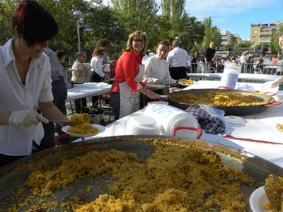 Un millar de salouenses celebran la fiesta del 30 de Octubre con una paella popular