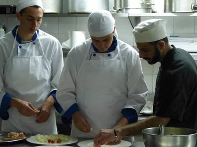 Un total de 14 alumnos de la UEC aprenden cocina en el restaurante 'La Goleta'