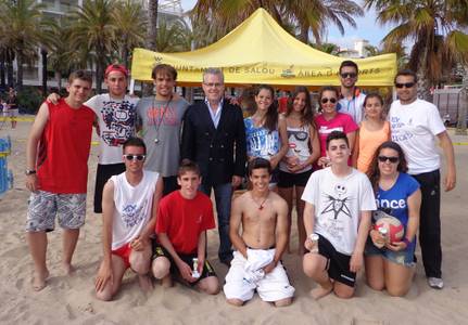 Un total de 300 jóvenes participan en la XIX edición del torneo 'Juguemos en la Playa'
