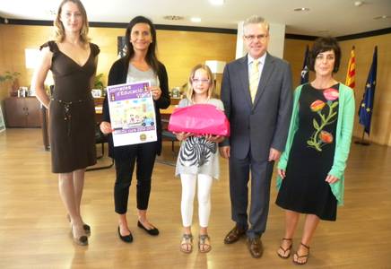 Una alumna de la escuela Santa Maria del Mar gana el concurso de dibujo de educación vial