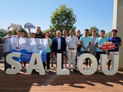 Una delegación de regatistas chinos visita al alcalde de Salou