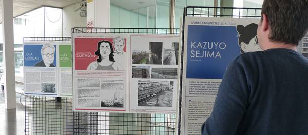 Una muestra sobre mujeres arquitectas, en el pasillo del TAS de Salou