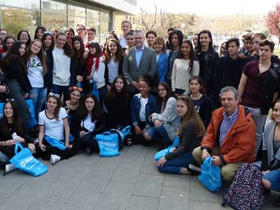 Una operativa joven del touroperador griego Travel Factory aterriza en Salou
