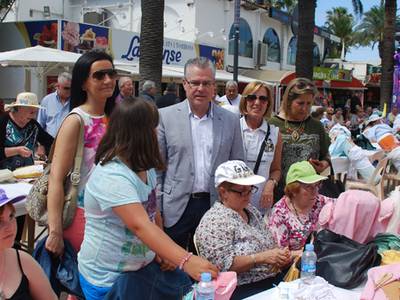 Unas 300 encajeras de bolillos se reúnen en Salou en el encuentro local anual