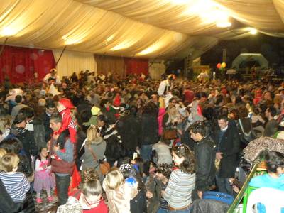 Unas dos mil personas llenan la carpa para disfrutar del Coso Blanco Xic's