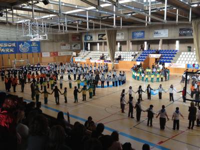 Unos 300 jóvenes de las escuelas de Salou bailan sardanas conjuntamente por la Fiesta Mayor