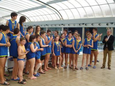Unos sesenta niños y niñas participan en el torneo 'Lánzate a Nadar' del Club Natación Salou